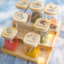 Organiza Gourmet™: Kit 15 Potes de Vidro de 200ml para Temperos (Bandeja Organizadora) (15 Colheres) | FRETE GRÁTIS HOJE!