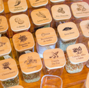 Organiza Gourmet™: Kit 15 Potes de Vidro de 200ml para Temperos (Bandeja Organizadora) (15 Colheres) | FRETE GRÁTIS HOJE!